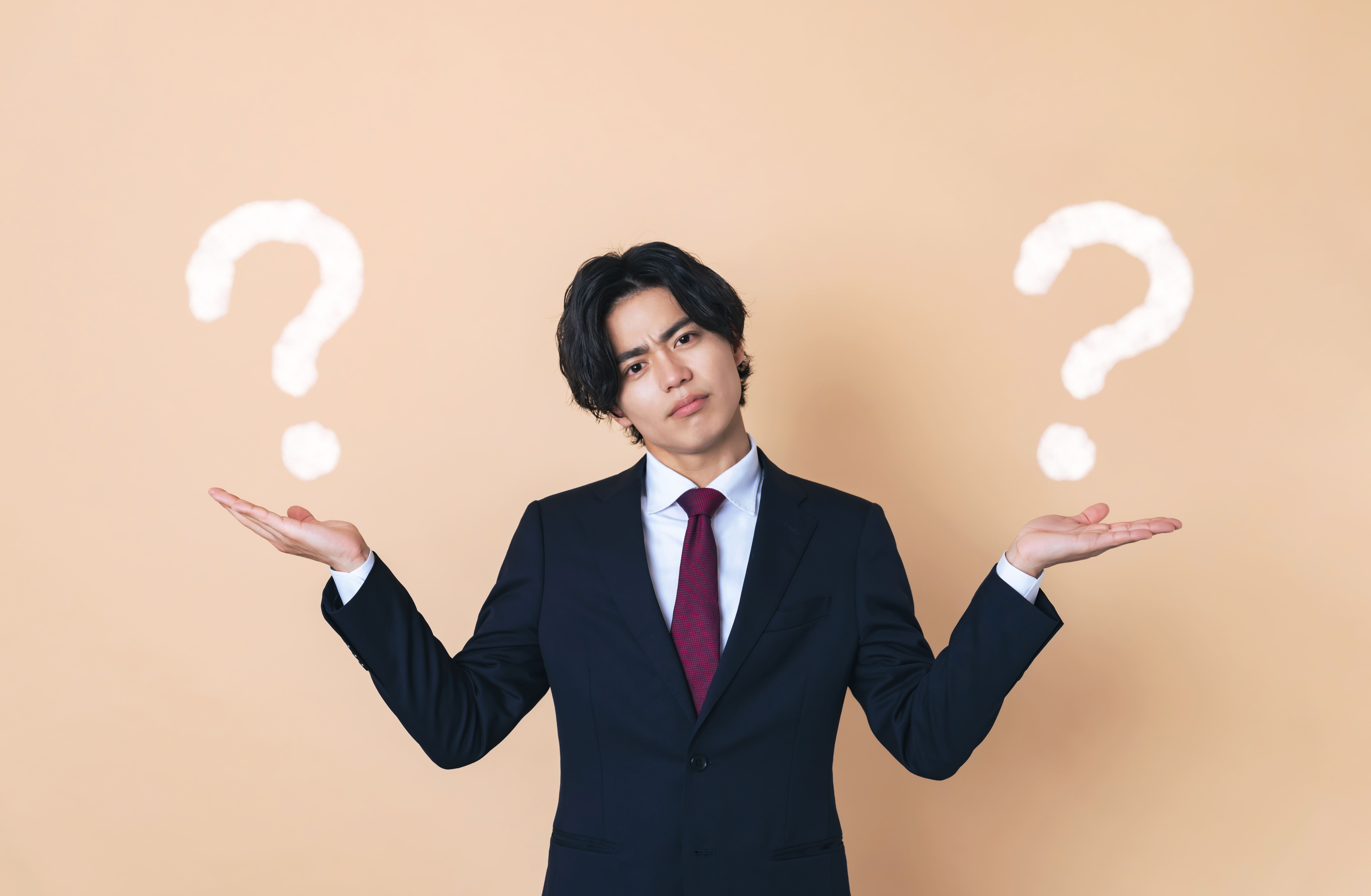 オフィスコーヒーサービスの選び方に迷うイメージを表現したビジネスシーン