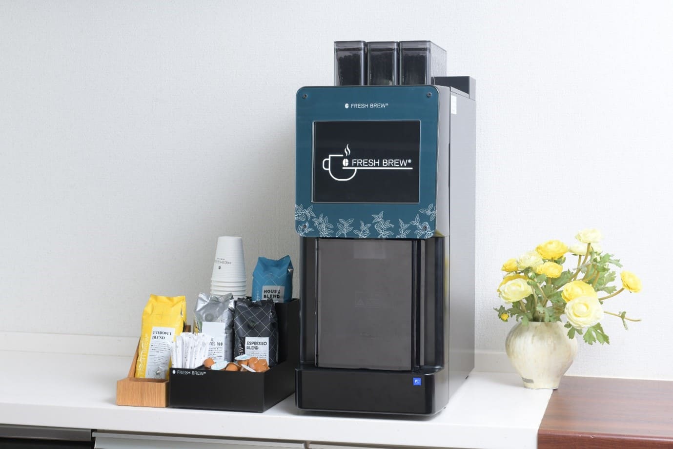 オフィスカフェスペース導入に必要なFRESH BREW業務用コーヒーマシンと備品のイメージ