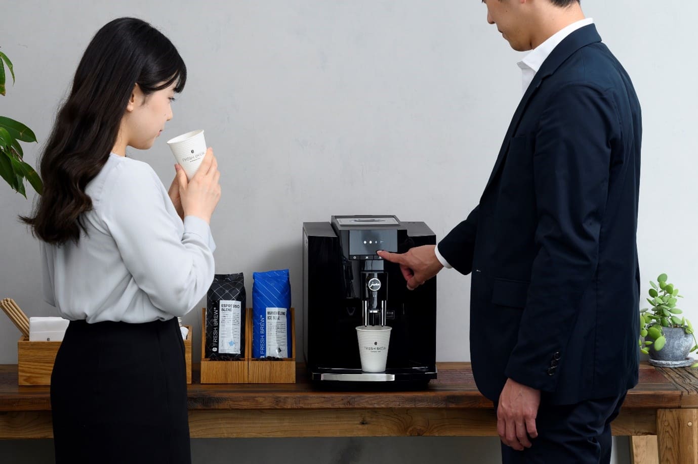 エームサービスのオフィスドリンクサービスでFRESH BREW業務用コーヒーマシンを使ってコーヒーを抽出する様子