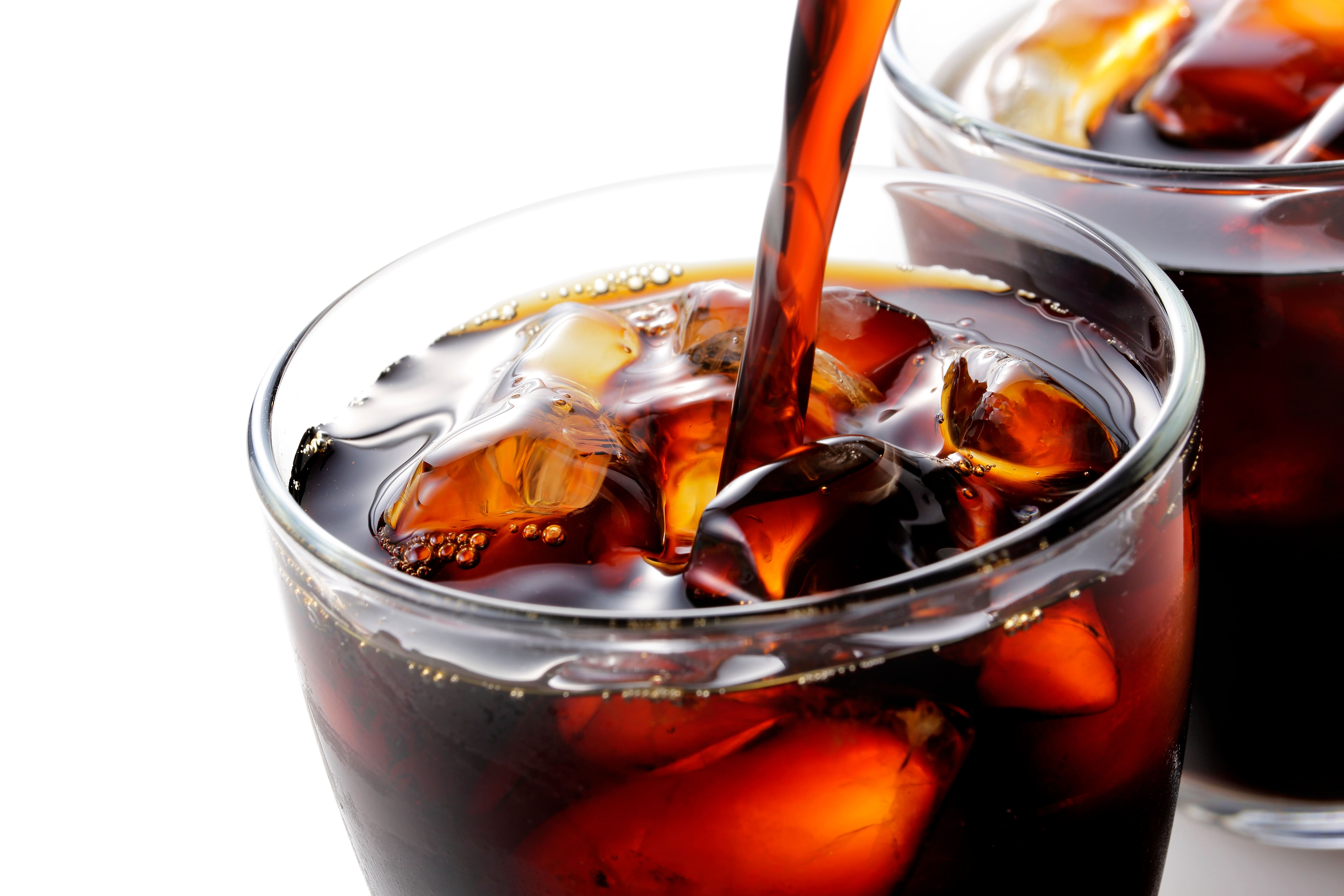 暑い季節にぴったりなアイスコーヒーをグラスに注ぐイメージ