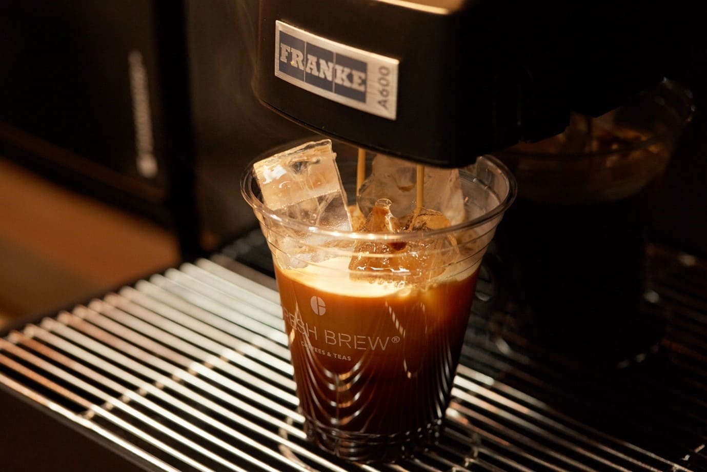 FRANKE製コーヒーマシンで氷入りカップに注がれるFRESH BREWのアイスコーヒー