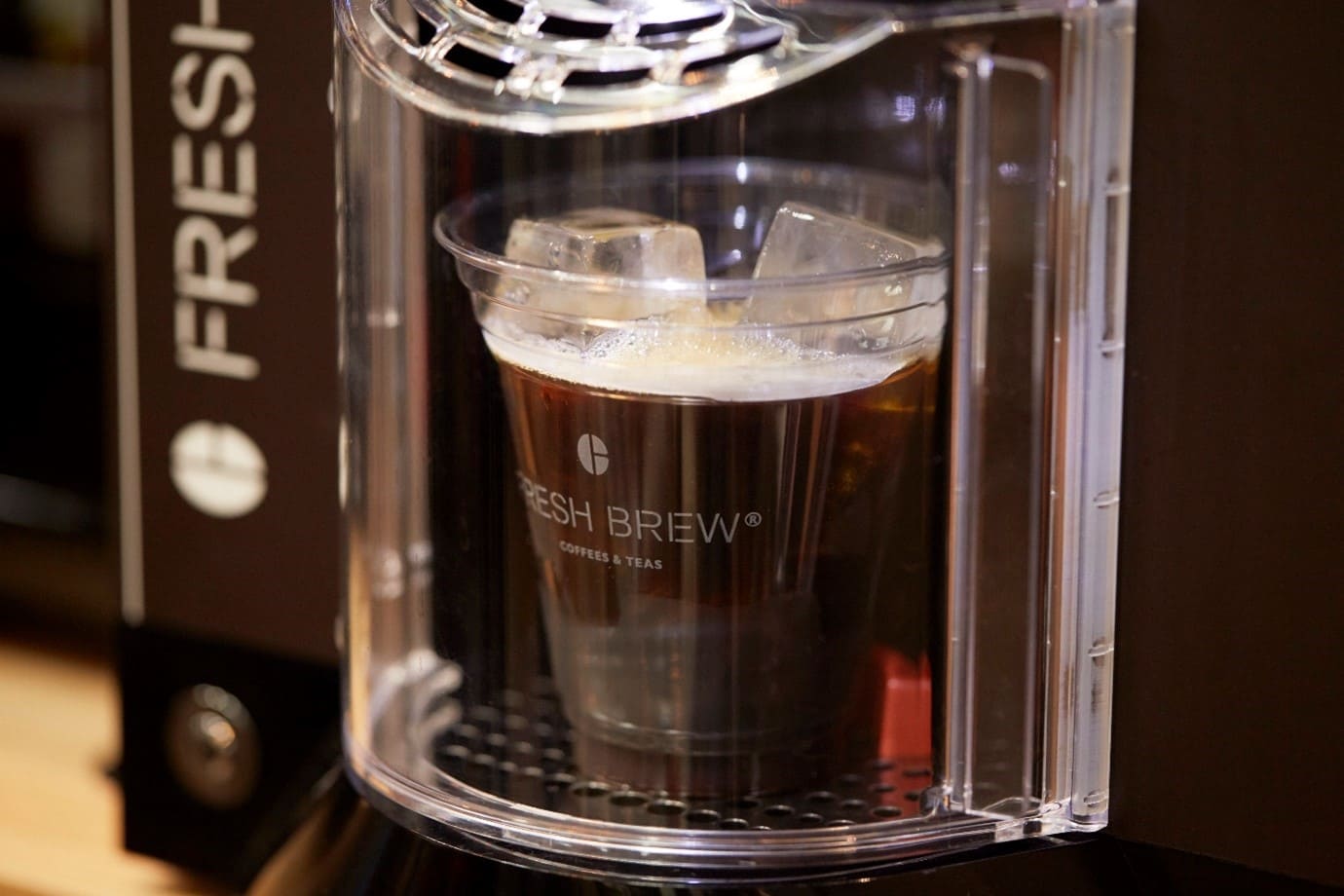 オフィスで楽しめるカフェ空間を演出するFRESH BREWのアイスコーヒー抽出シーン