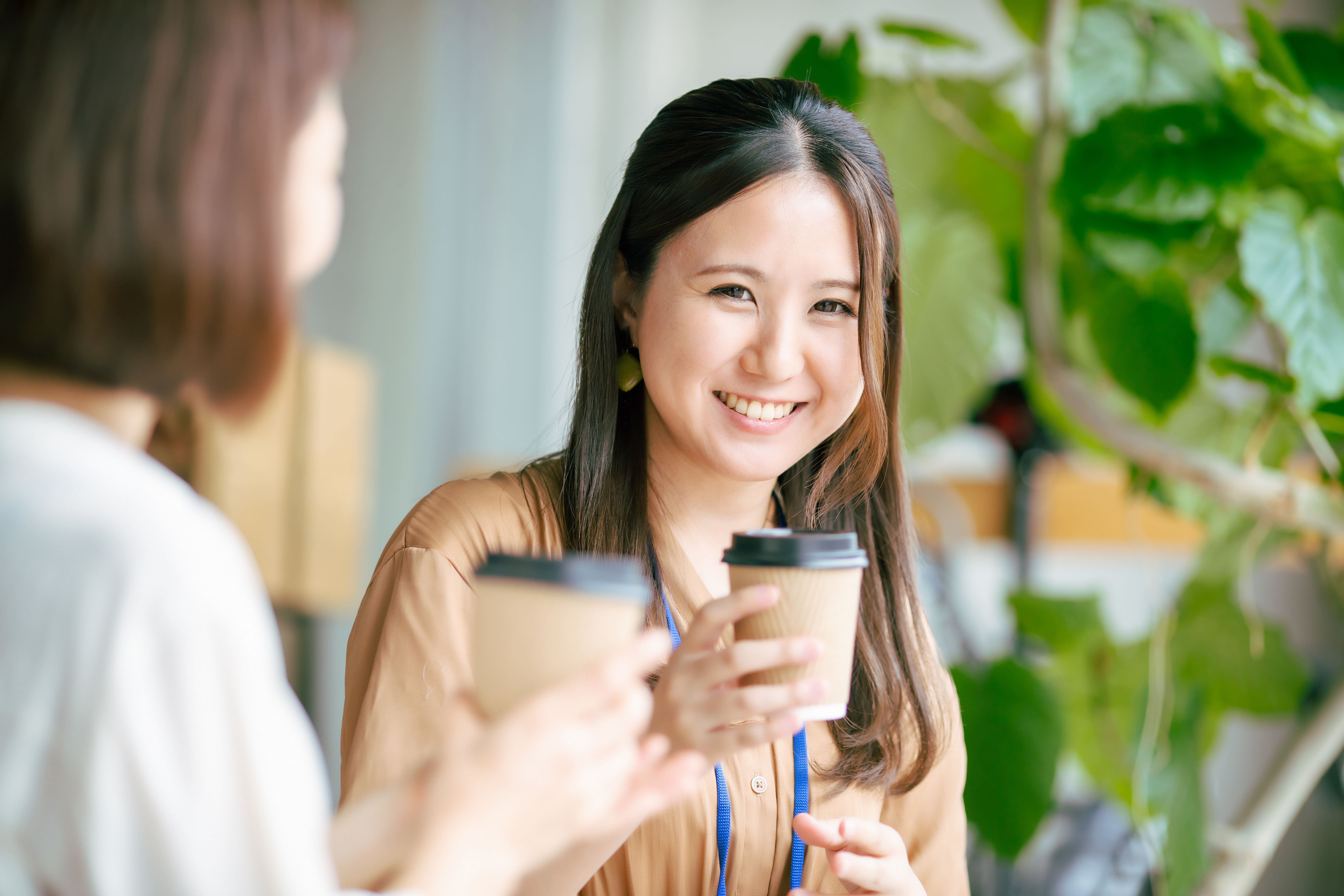 カフェ風オフィスでエームサービスのドリンクを楽しむコミュニケーションシーン