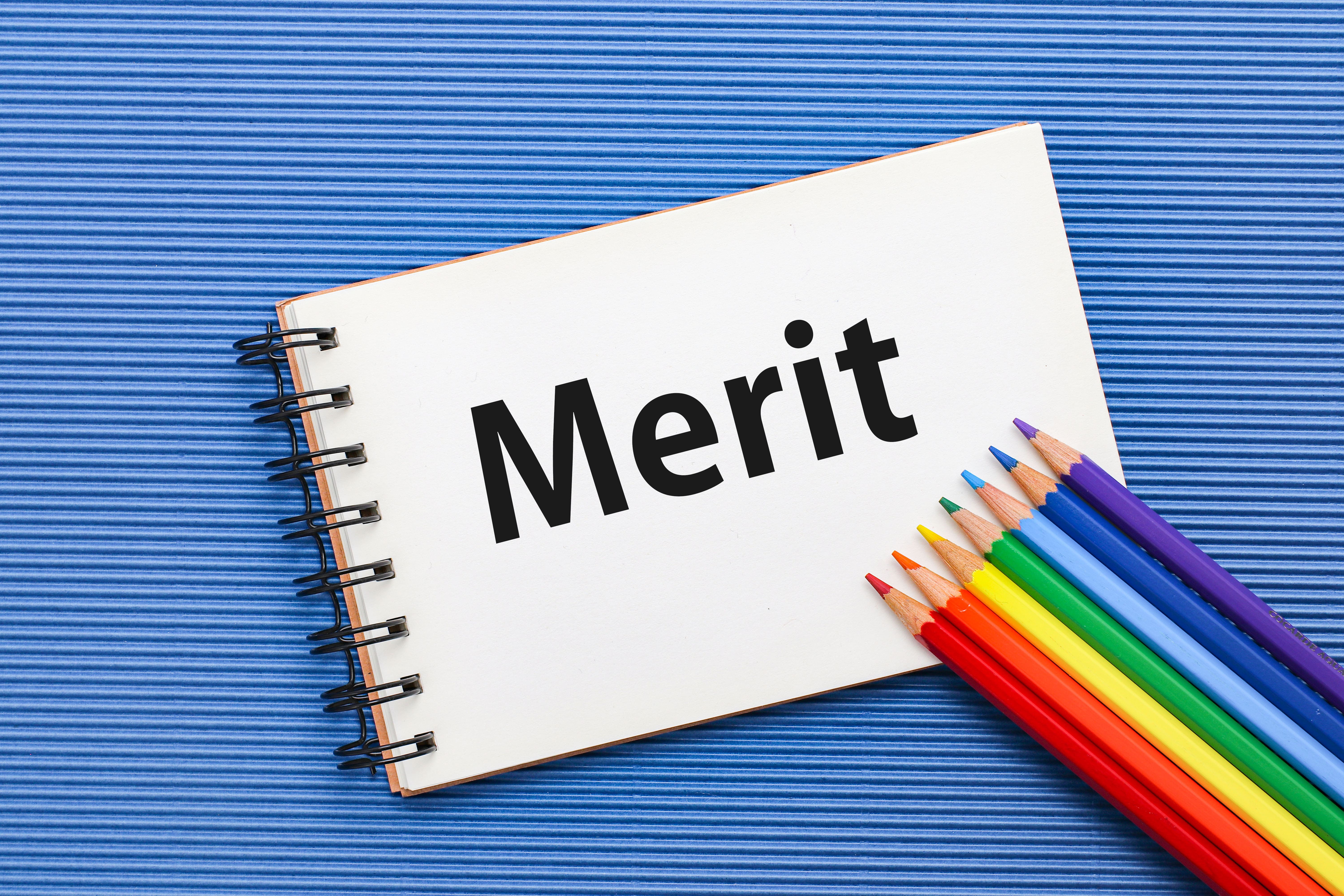 福利厚生としてオフィスコーヒー導入のメリットを象徴するMeritの文字と色鉛筆