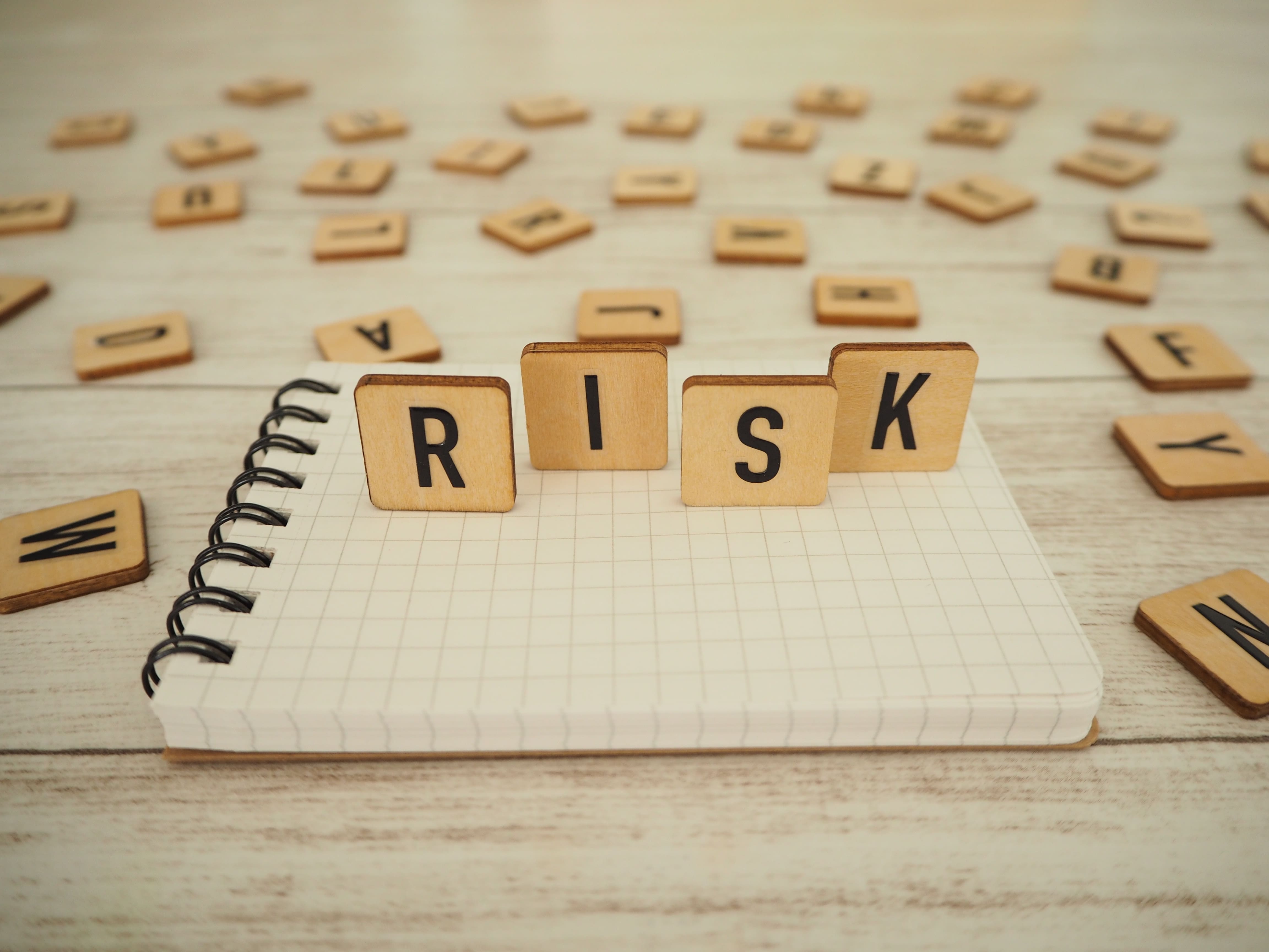 福利厚生としてオフィスコーヒー導入に伴うリスクを象徴するRISKの文字ブロック