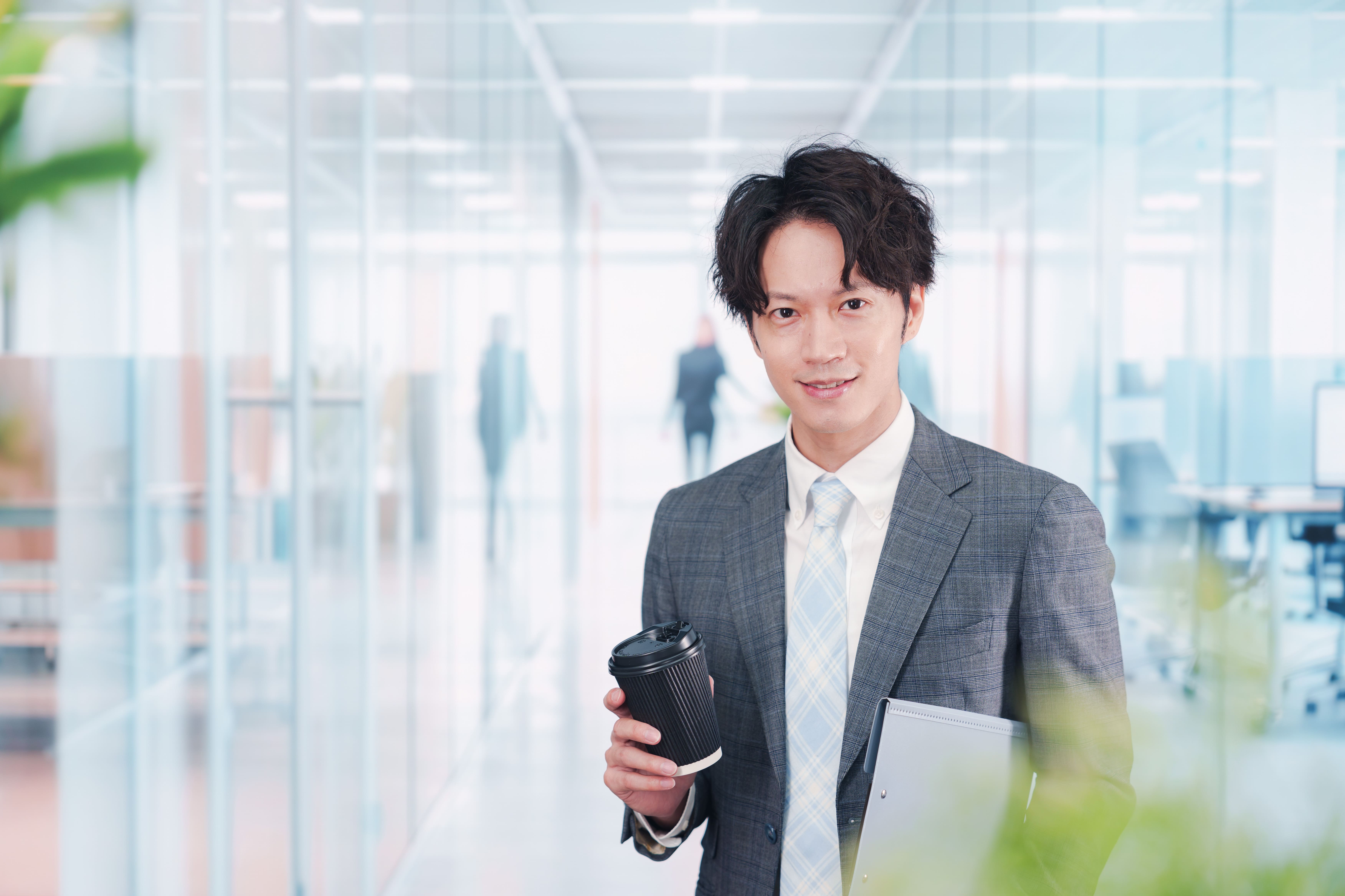 福利厚生として導入するオフィスコーヒーを楽しみながら移動するビジネスシーン
