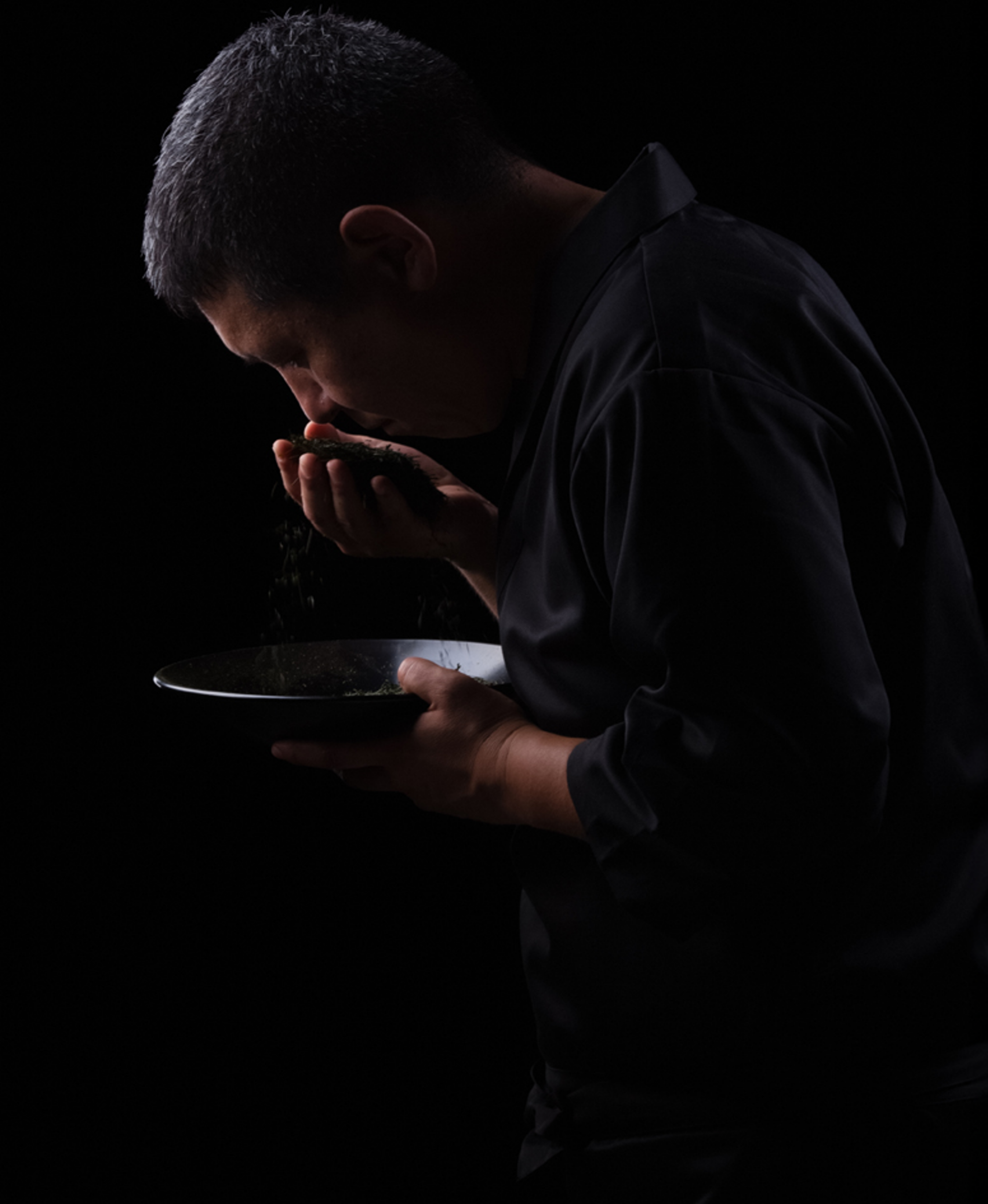 全国茶審査技術十段・藤田浩介氏が茶葉を吟味する様子