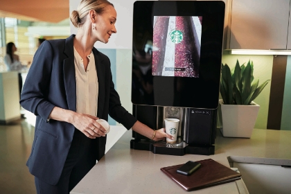 Sure Immersionのコーヒーマシンでドリップコーヒーを抽出しようとしている女性